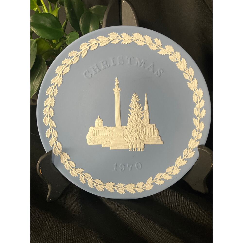 2 Blue Wedgwood Jasperware Christmas Plates 1970 & 1986 - Yellowing - Picture 6 of 9